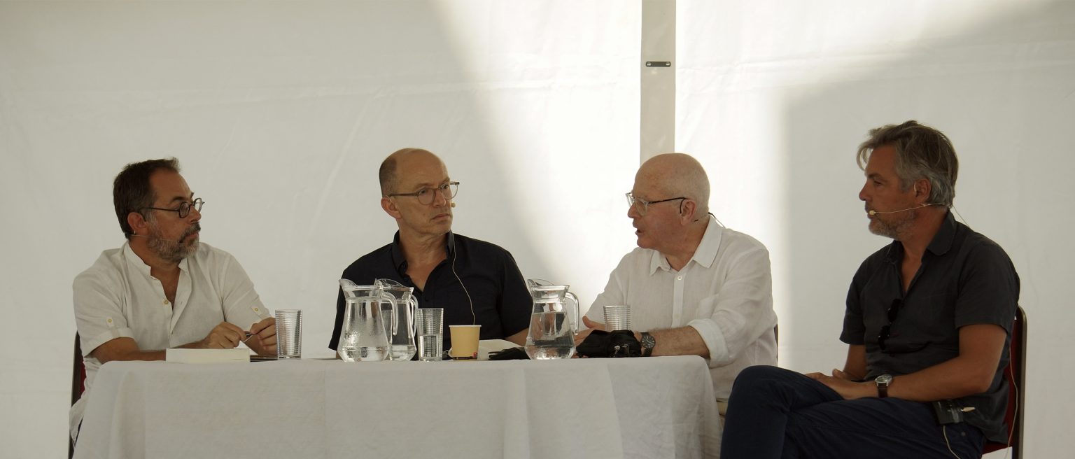 Banquet du livre 2022 : Laurent Mauvignier, Yves Ravey et Tanguy Viel lors de la rencontre « Pour cette époque » animée par Nicolas Vivès (le premier à gauche) de la librairie d’Ombres Blanches ©Lina Mariou
