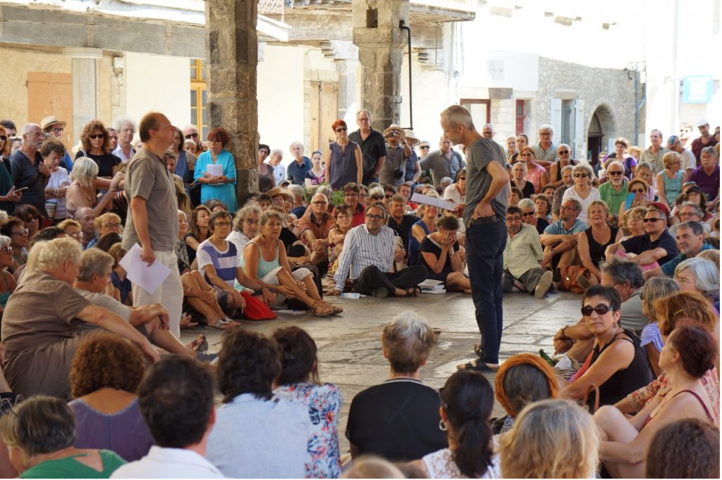 Patrick Boucheron et Mathieu Riboulet sous la Halle dde Lagrasse, lors du rendez-vous quotidien, « Histoire mondiale de Lagrasse », Banquet du livre 2017 © Lina Mariou
