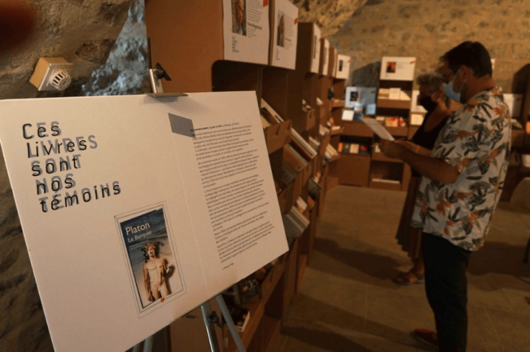 Présentation de l’exposition à la librairie éphémère d’Ombres blanches, Banquet du livre 2021 « Toute lecture est un parcours ». © MdB&g