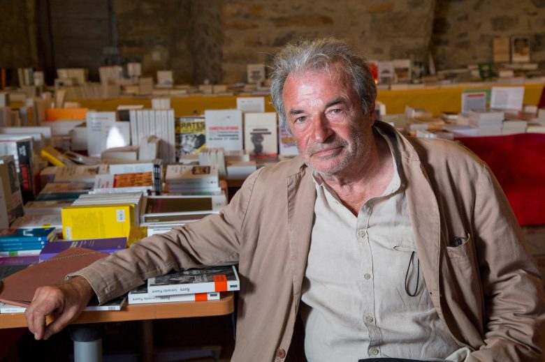 Olivier Rolin à la librairie éphémère d’Ombres Blanches au Banquet du livre 2015, « Ce qui nous est étranger » © Ghila Krajzman Olivier Rolin à la librairie éphémère d’Ombres Blanches au Banquet du livre 2015, « Ce qui nous est étranger » © Ghila Krajzman
