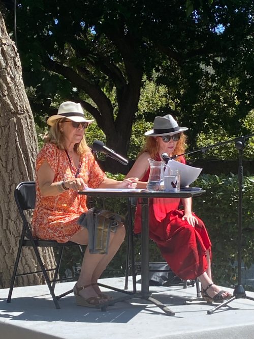 Emma Marsantes et Mélanie Traversier au Banquet du livre 2025, lors de la lecture d’un extrait de N’Efface pas mes cercles, en cours d’écriture alors,
©AG