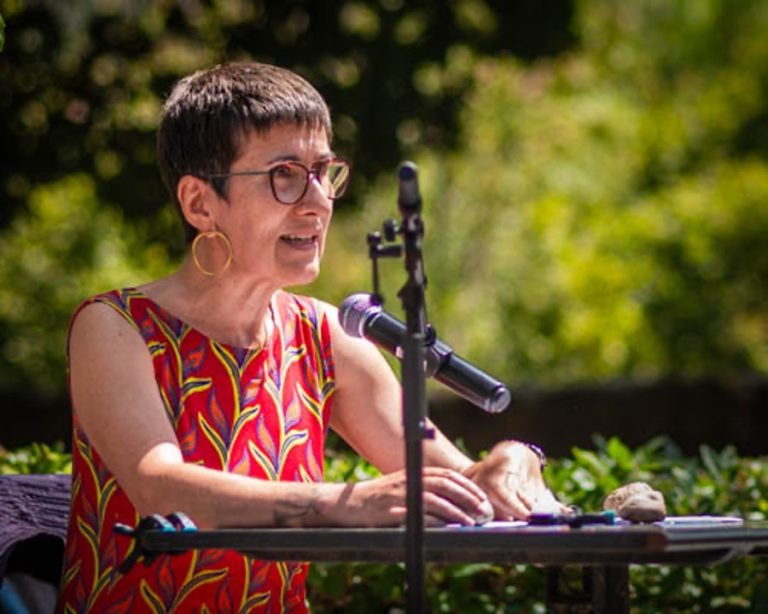Laurence Potte-Bonneville Lecture d’un extrait de « Fossiles » en cours de rédaction lors du Banquet du livre 2025 © Gilles Moutot